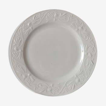 Assiette blanche motifs végétaux en relief Plate En très bon état  Maison La Cartouche  Diamètre 24