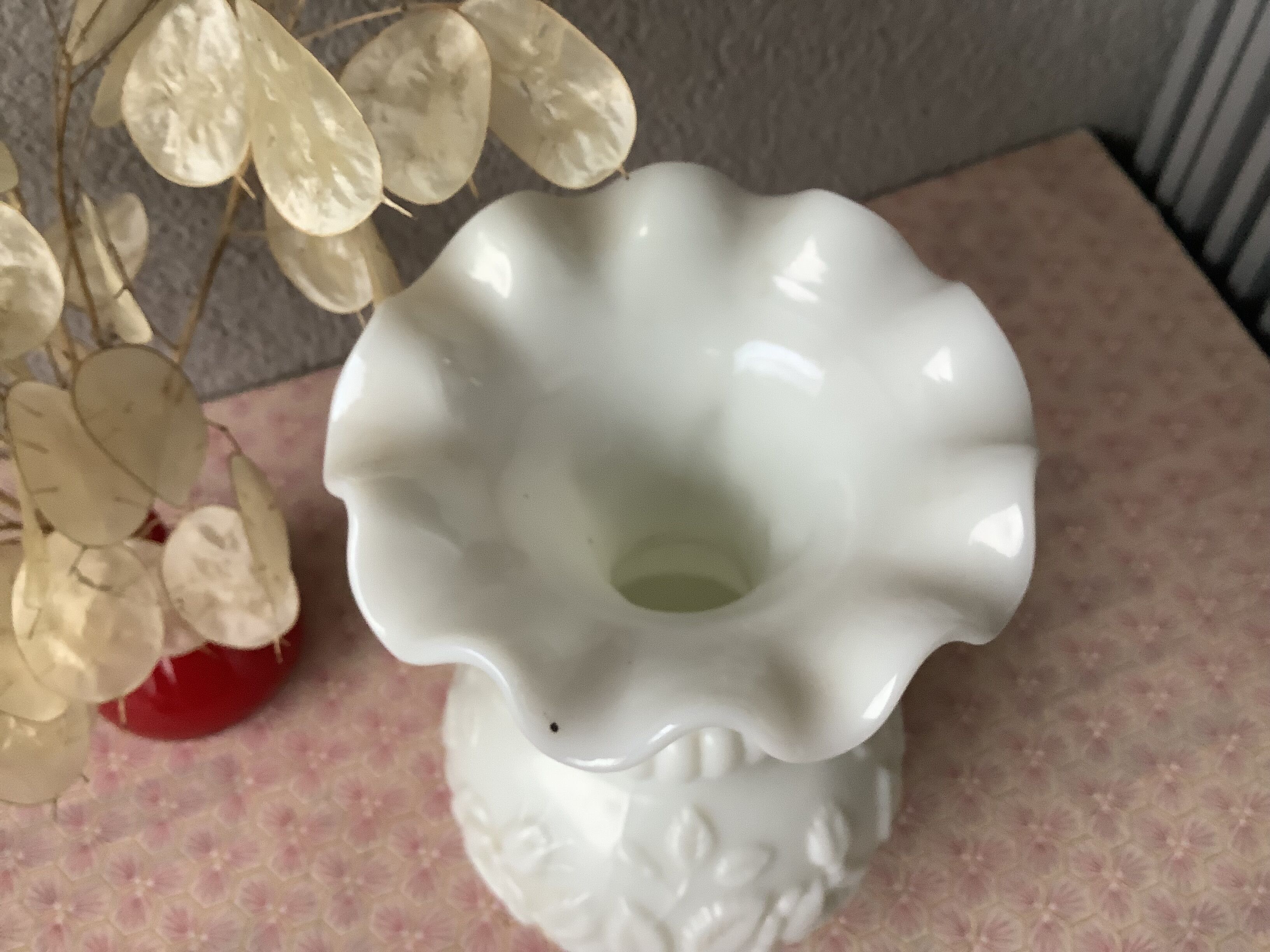 White opaline vase from Portieux Vallerysthal - French fair opaline