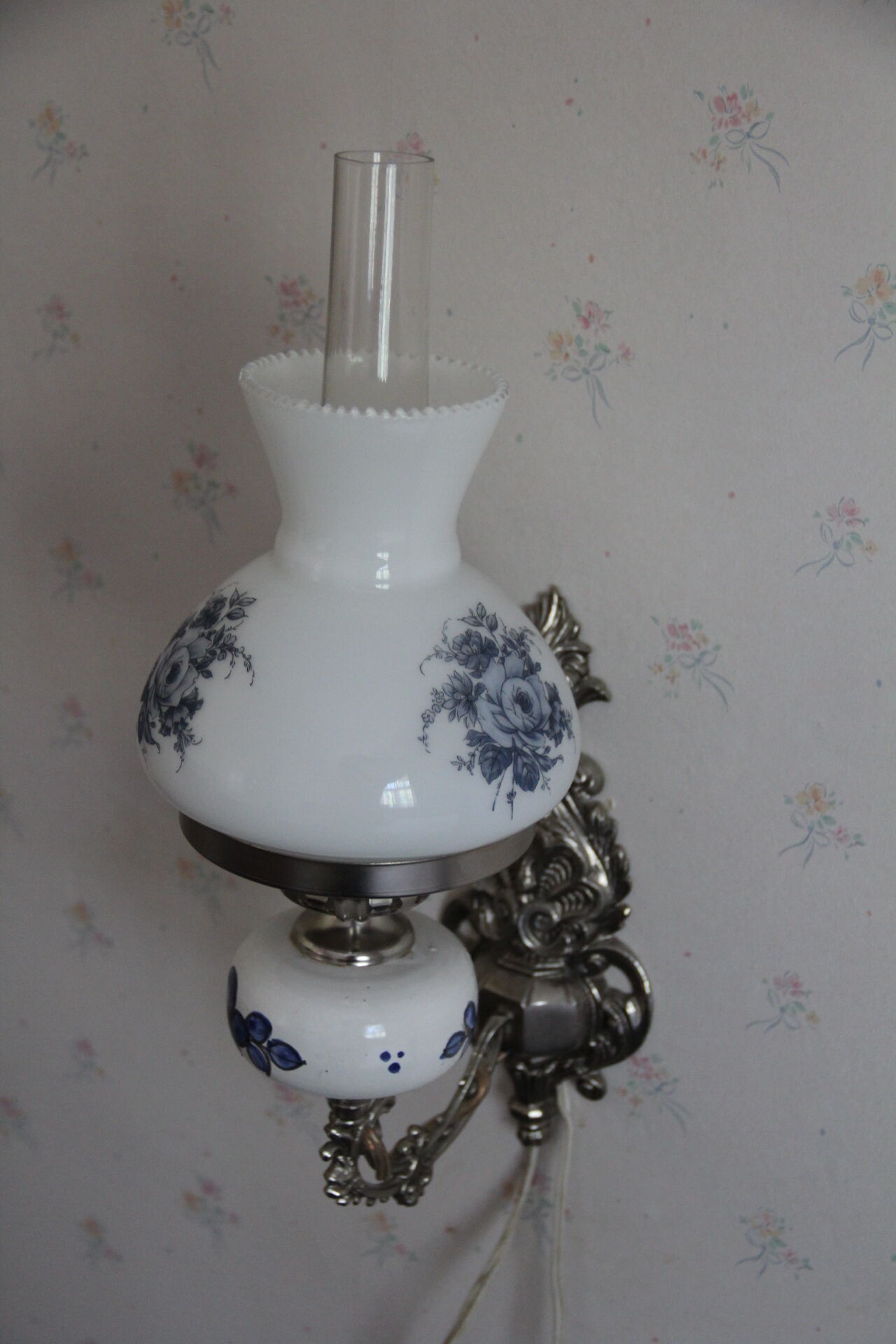 Bedside lamp with wall mounting and floral décor