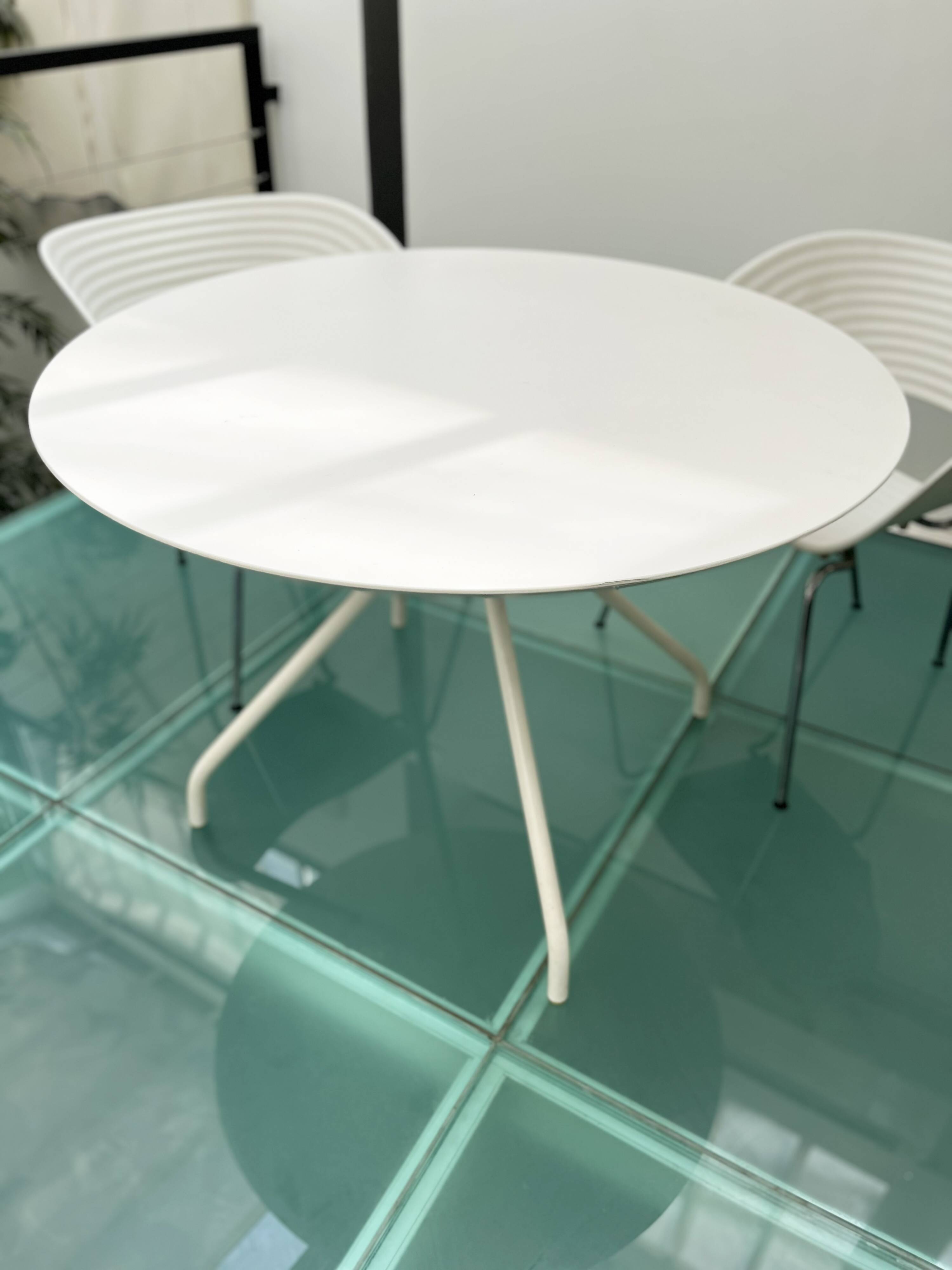 4 Tom Vac chairs designed by Ron Arad with a white round table of 110cm.