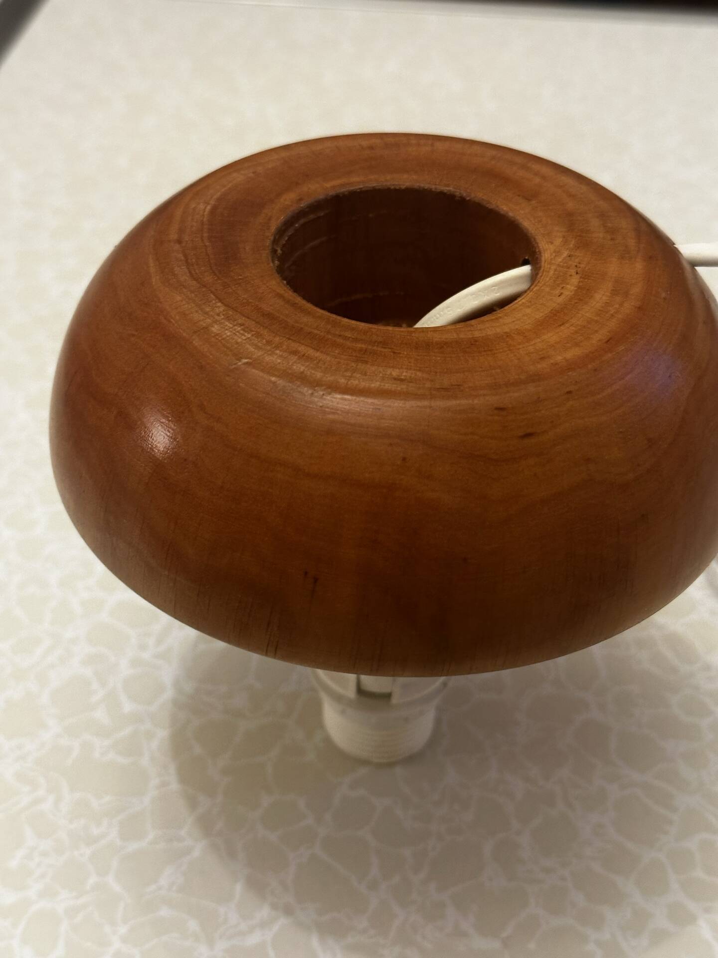 Petite lampe de table en bois massif tourné – années 80
