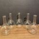 Suite de 5 buires, flacons à long col en verre