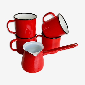 Mugs et verseuse émaillés