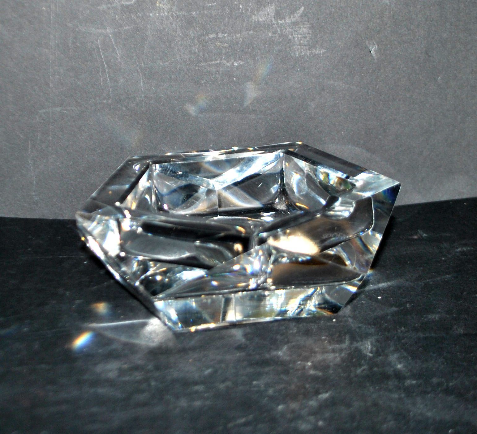 Faceted cut crystal ashtray signed SAINT-LOUIS