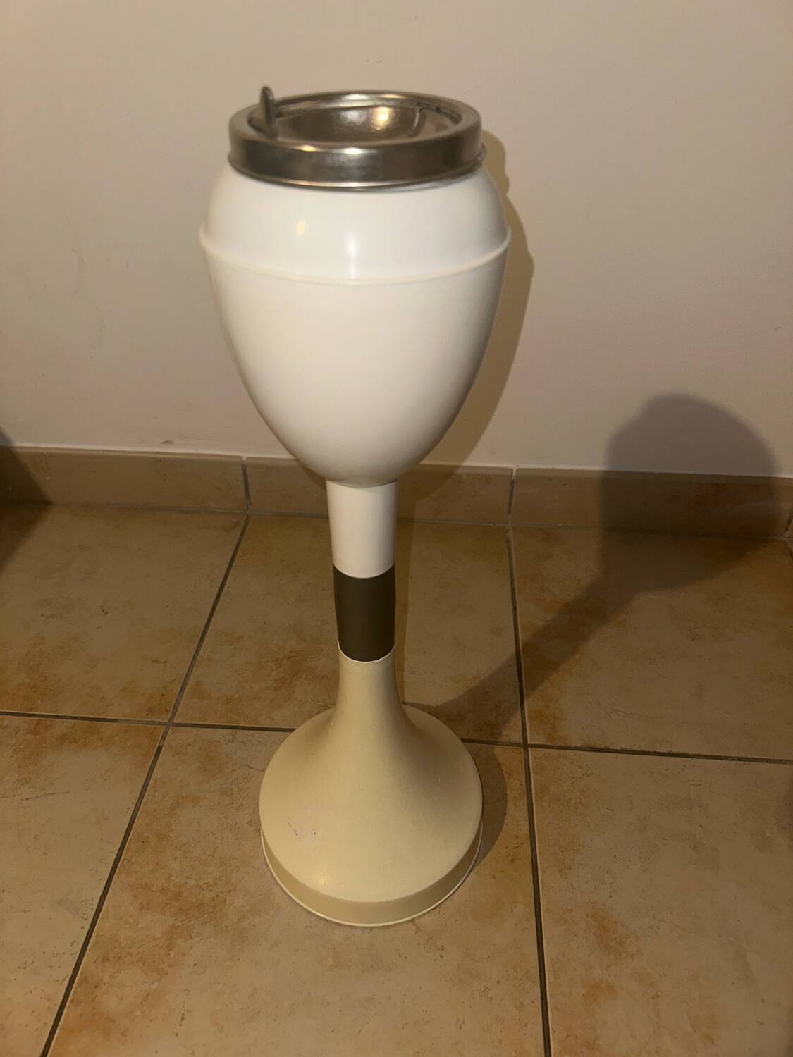Italian ashtray 1970's in white plastic with its space age tulip foot