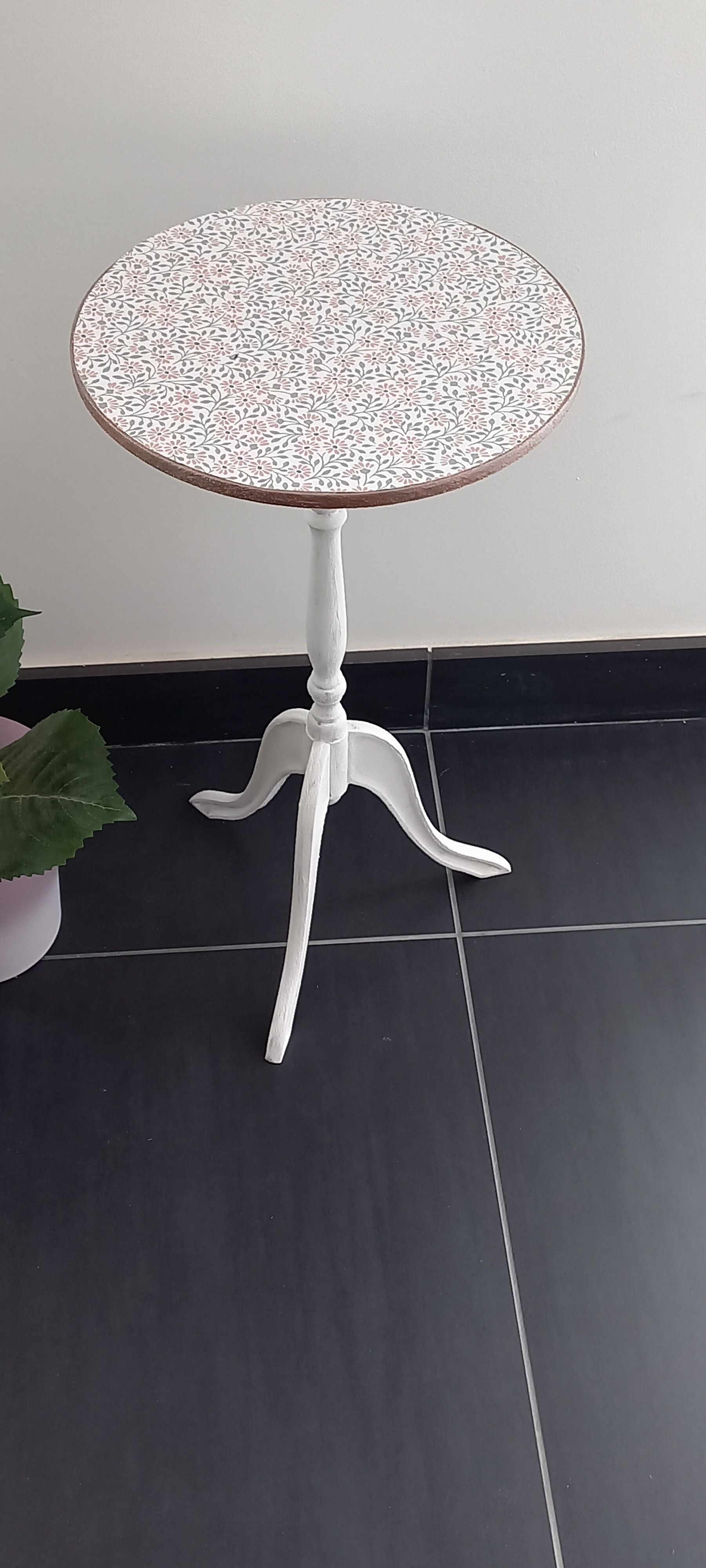 Vintage tripod pedestal table