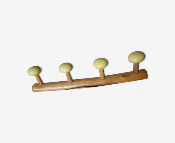 Porte manteau en bois avec boules de couleurs