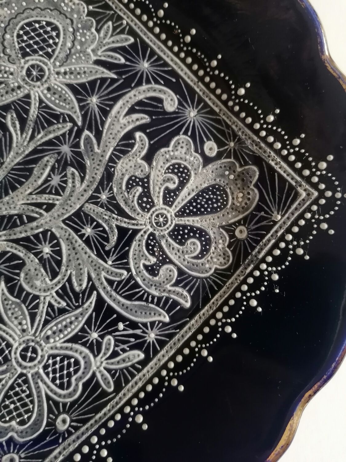 Assiette ancienne émaillée décor en dentelle
