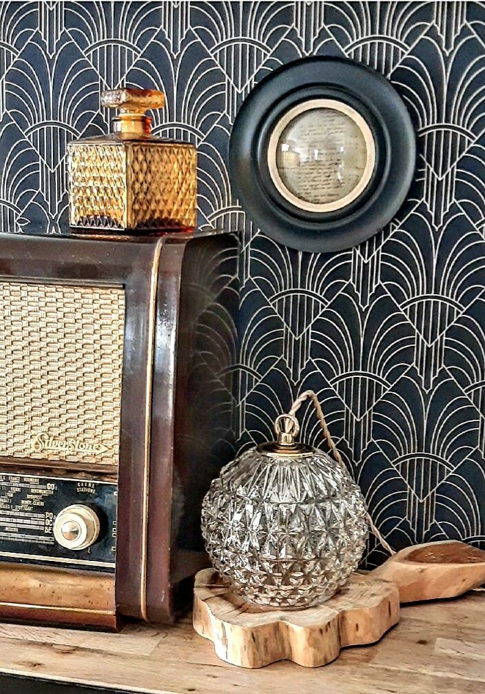 Chiseled vintage globe player