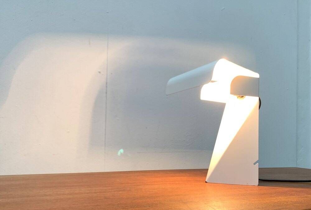 Lampe de table tole minimaliste italienne de l'âge spatial du milieu du siècle par G. Grego, années 1960.