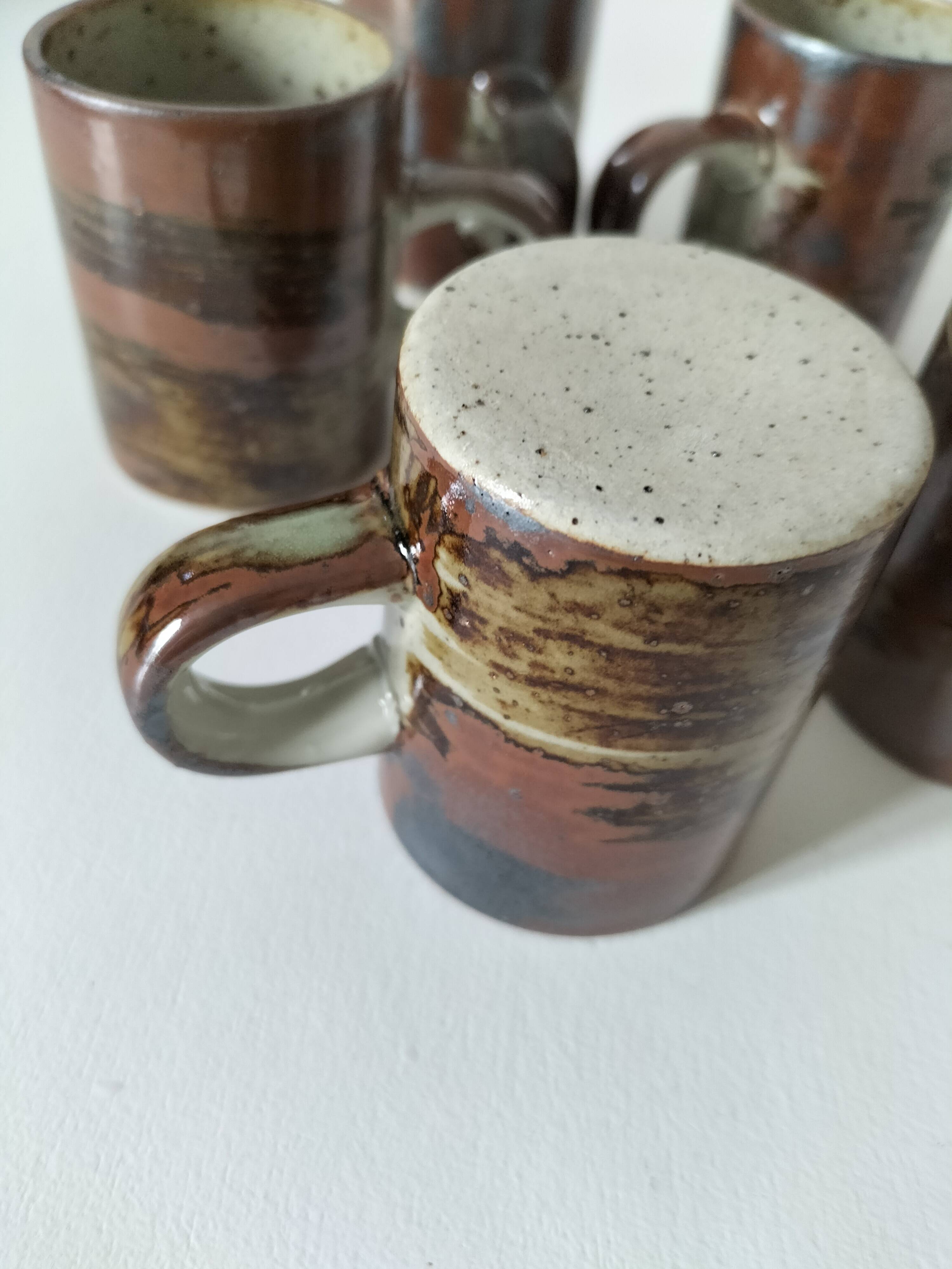 6 tasses en grès moucheté et décor émaillé
