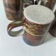6 tasses en grès moucheté et décor émaillé