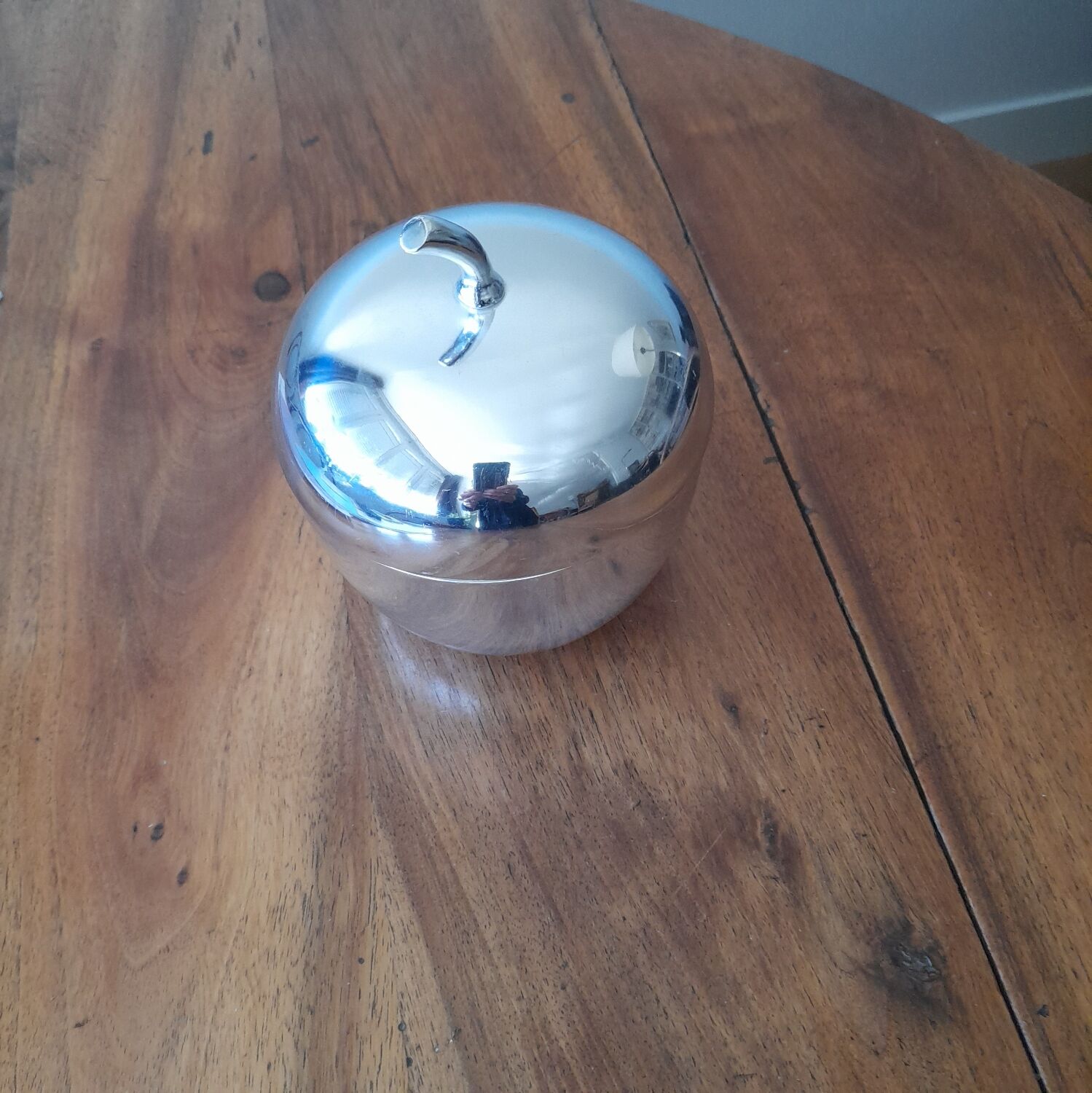 Apple 70s aluminum plastic ice cube tray