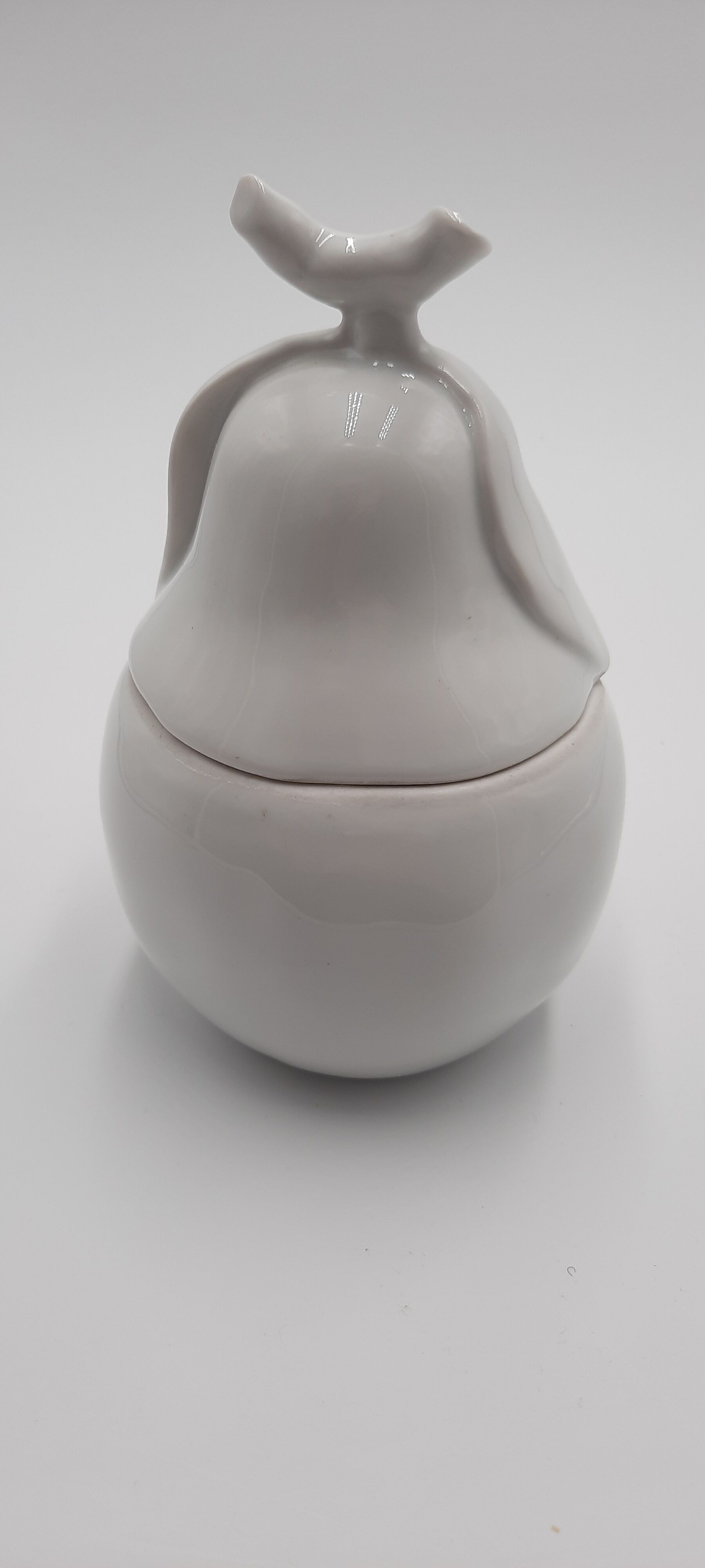 Pear-shaped porcelain box