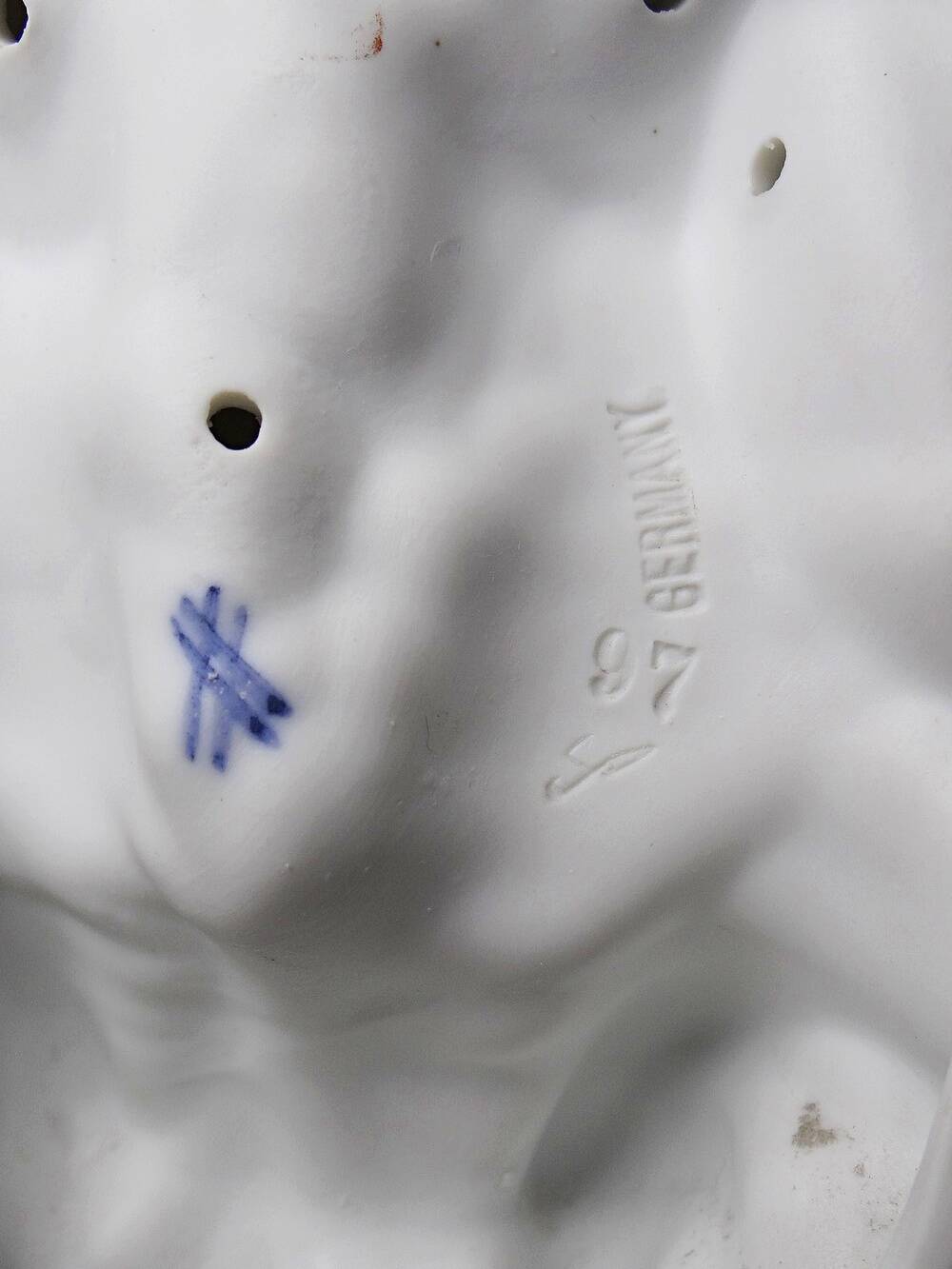 Porcelain biscuit holy water font with 2 angels, antique 1900-1930, Germany.