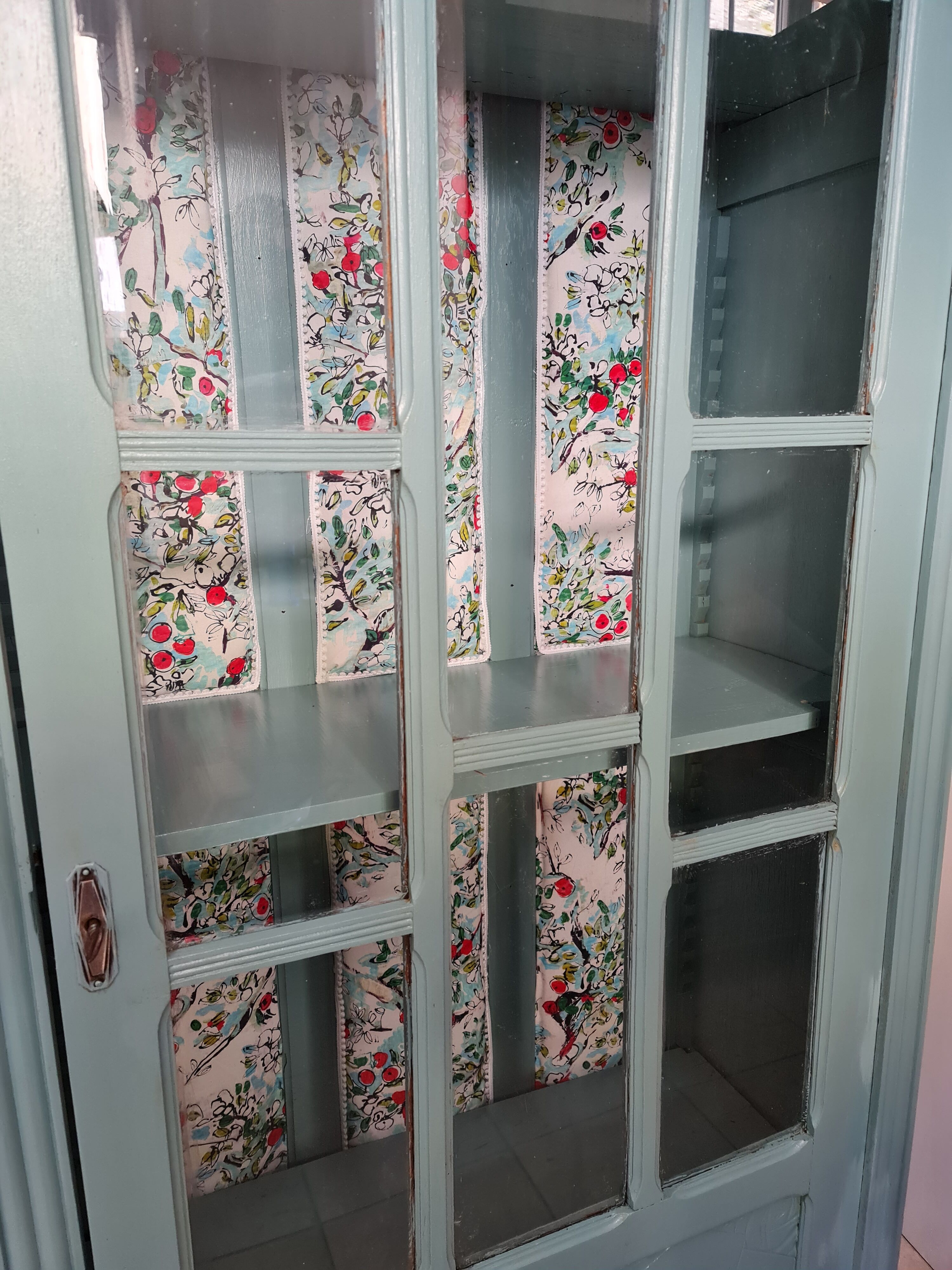 Vitrine style art déco jolie monogramme B couleur impérial intérieur ouatine et tissus créateur
