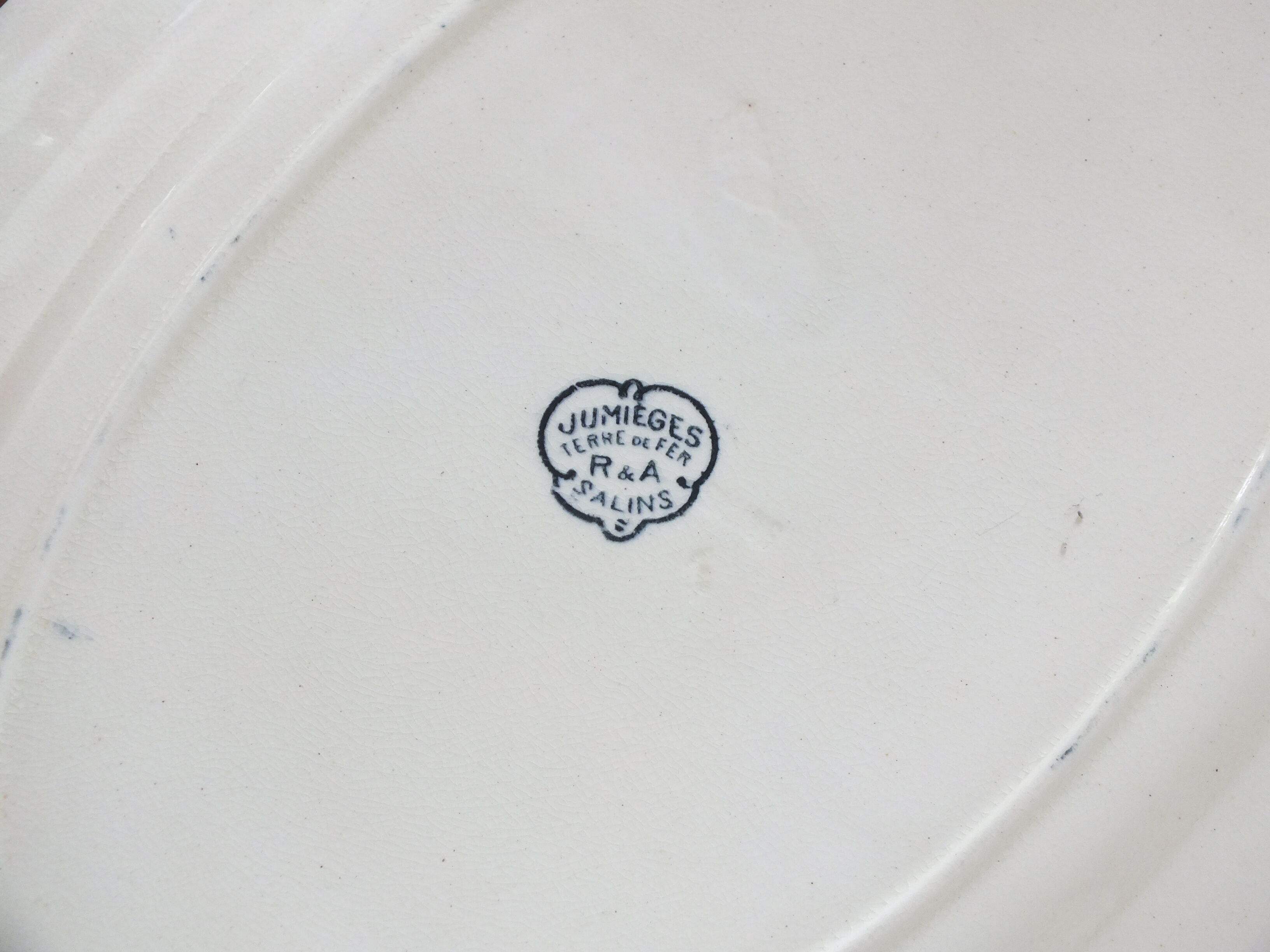 Oval plate in Iron Earth Salins model Jumièges