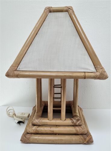 Lampe de forme pagode en bambou
