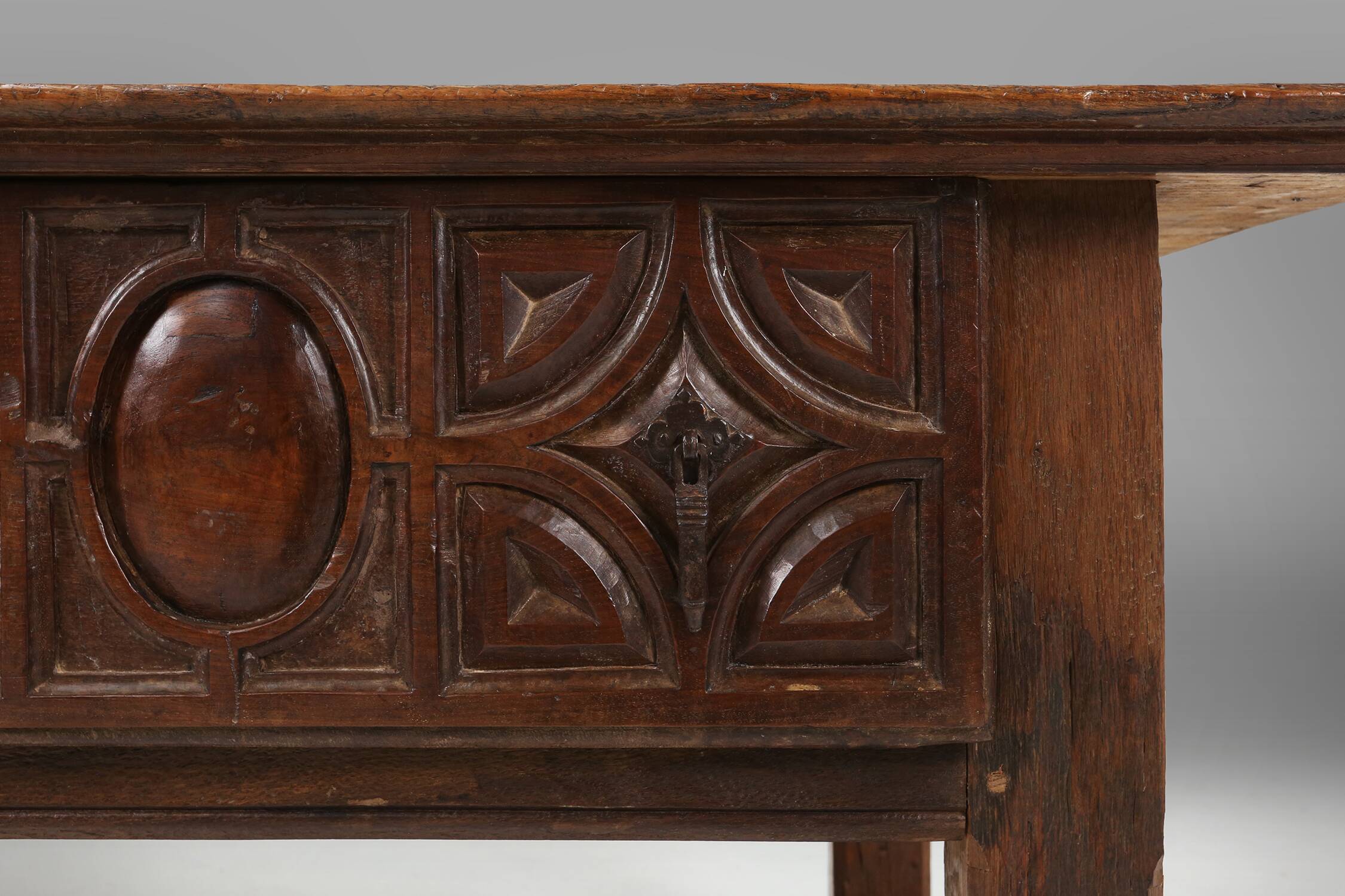 Antique Spanish console table in oak wood, with 2 large drawers from the 18th century.