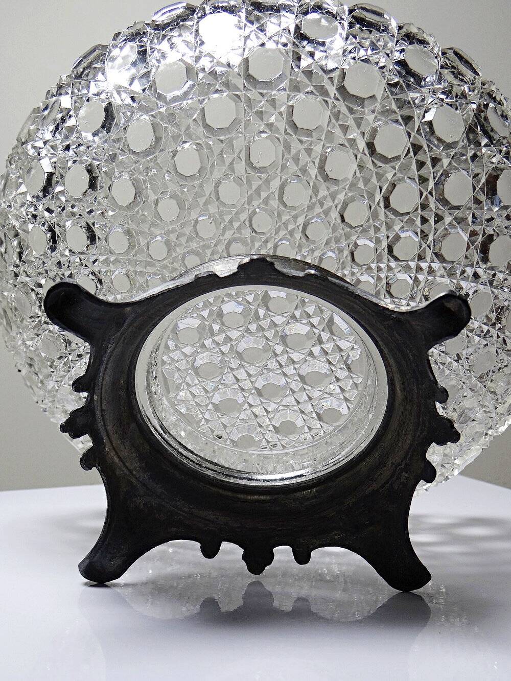 Coupe en verre pressé pointes diamants et étain, 1920-1950