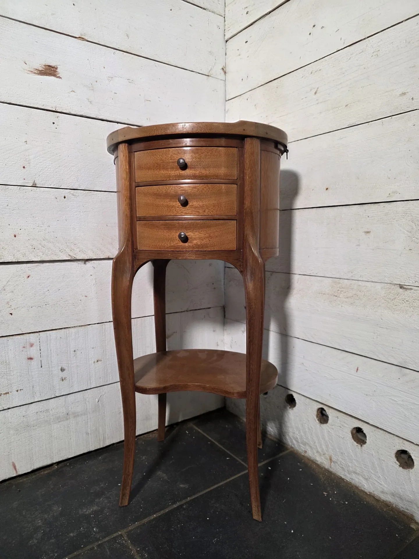 Table de chevet ovale style Louis XV en acajou 