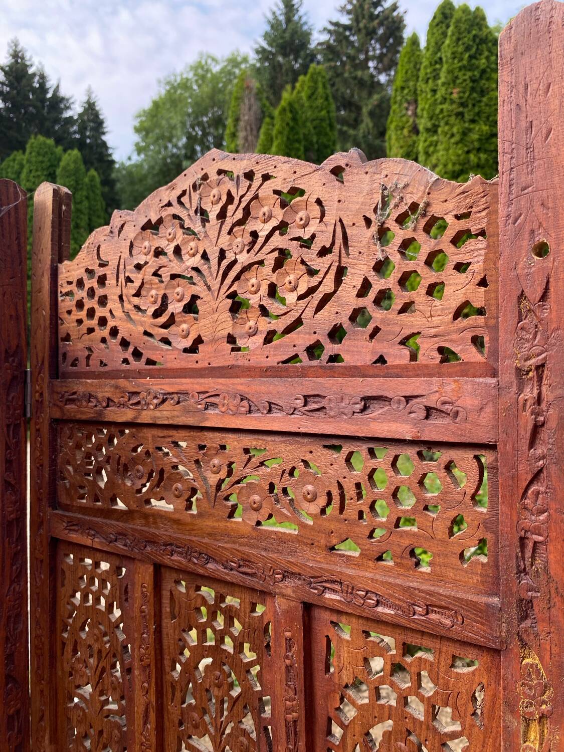 Solid mango wood screen