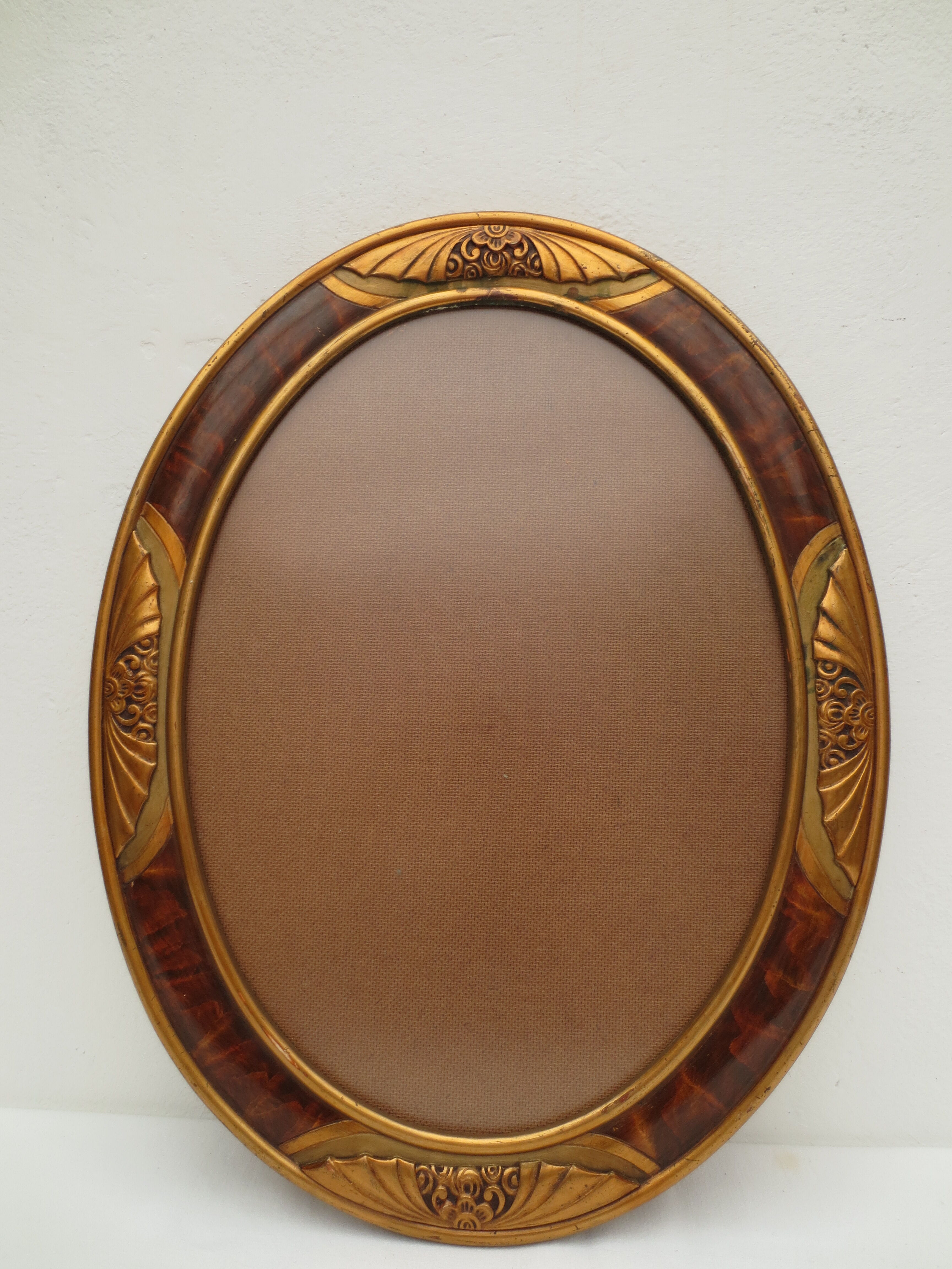 Cadre art nouveau ovale  en bois, décor flamé et  or