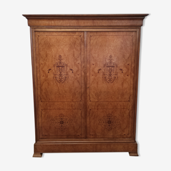 Armoire de style charles x en placage de loupe d'orme