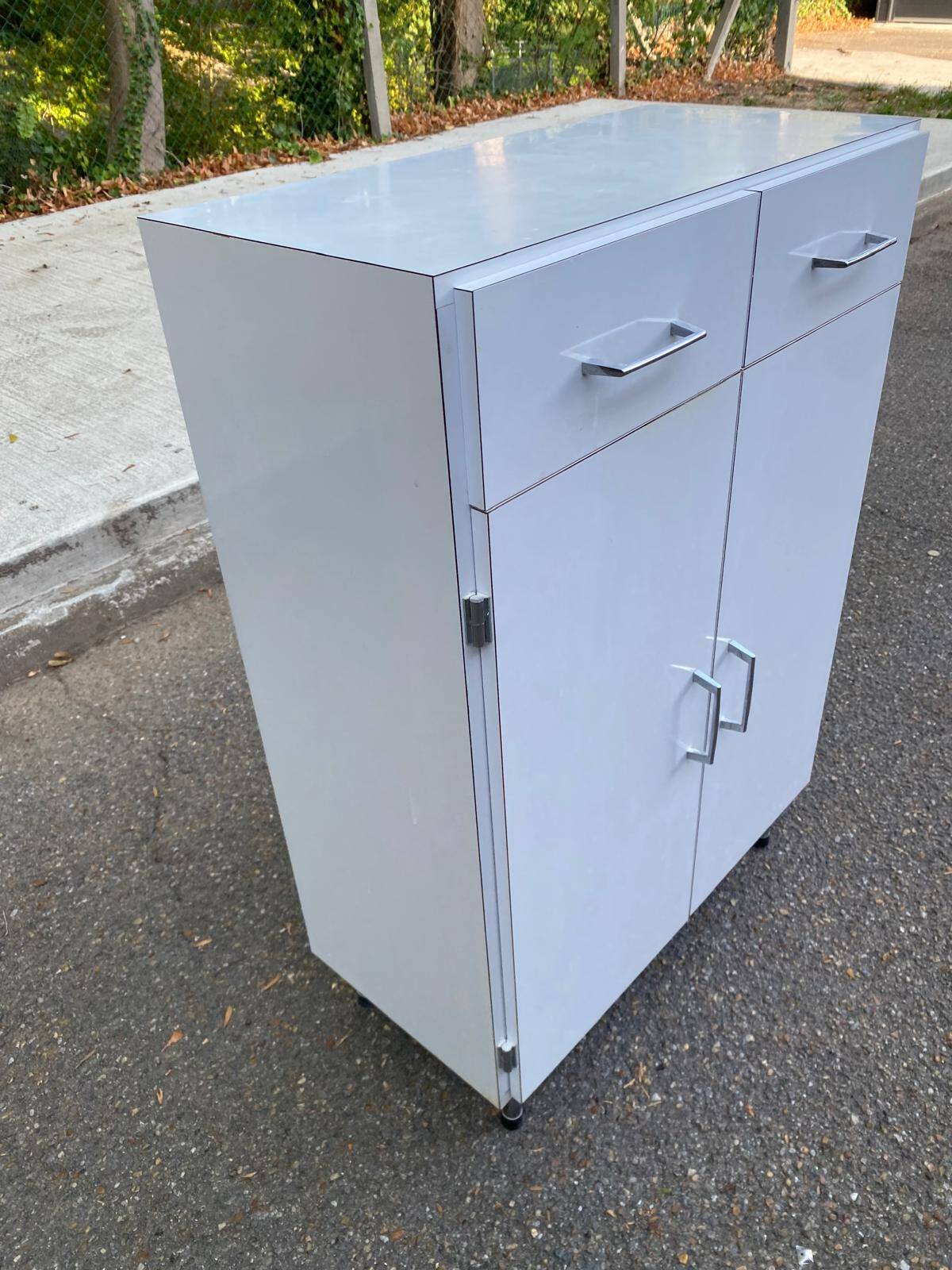 Vintage white wooden bathroom furniture — Chrome legs 70s design