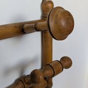 Porte-manteaux mural en bois tourné