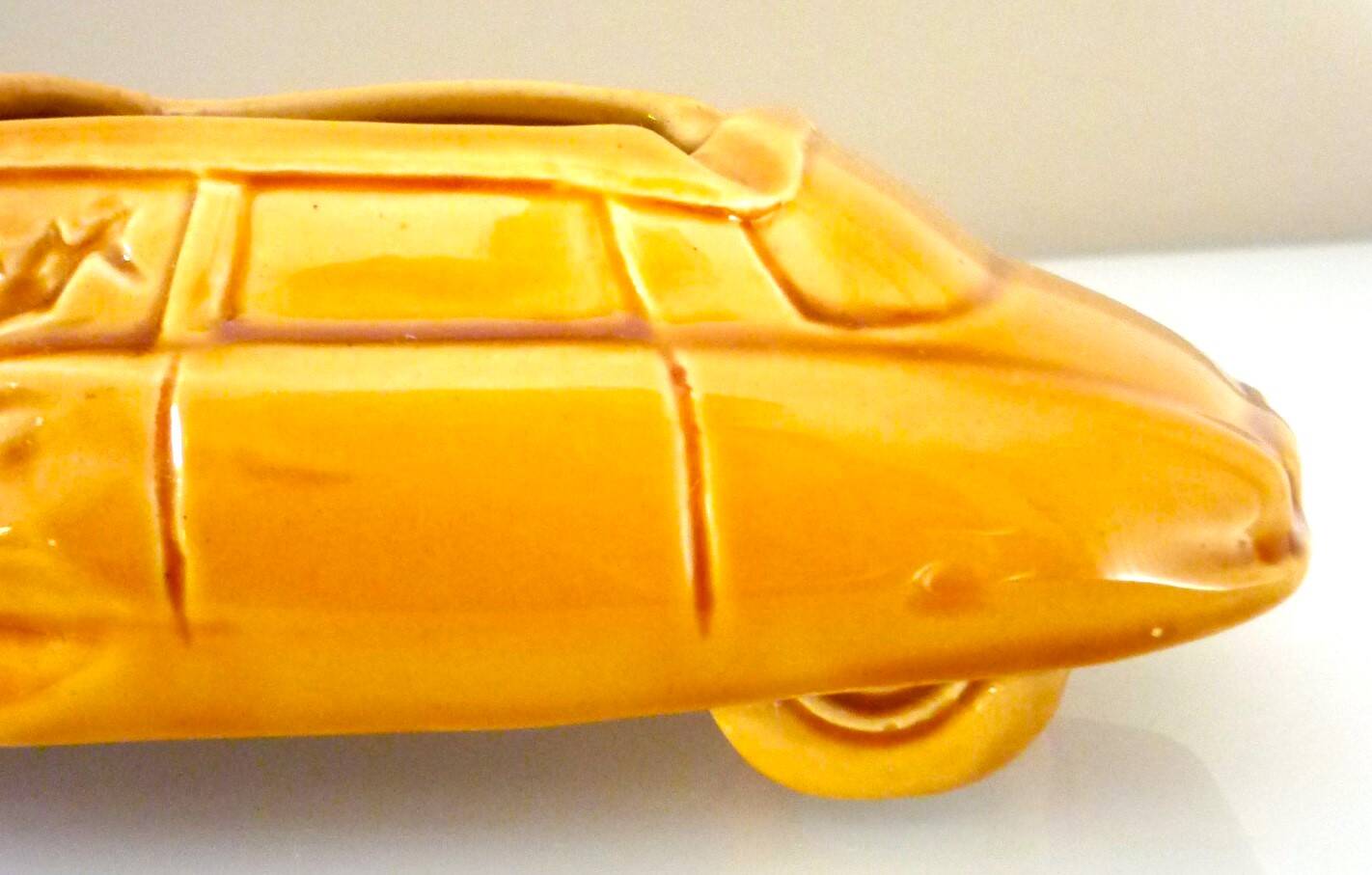 Advertising ashtray, Citroën DS in ochre earthenware, bodywork, garage