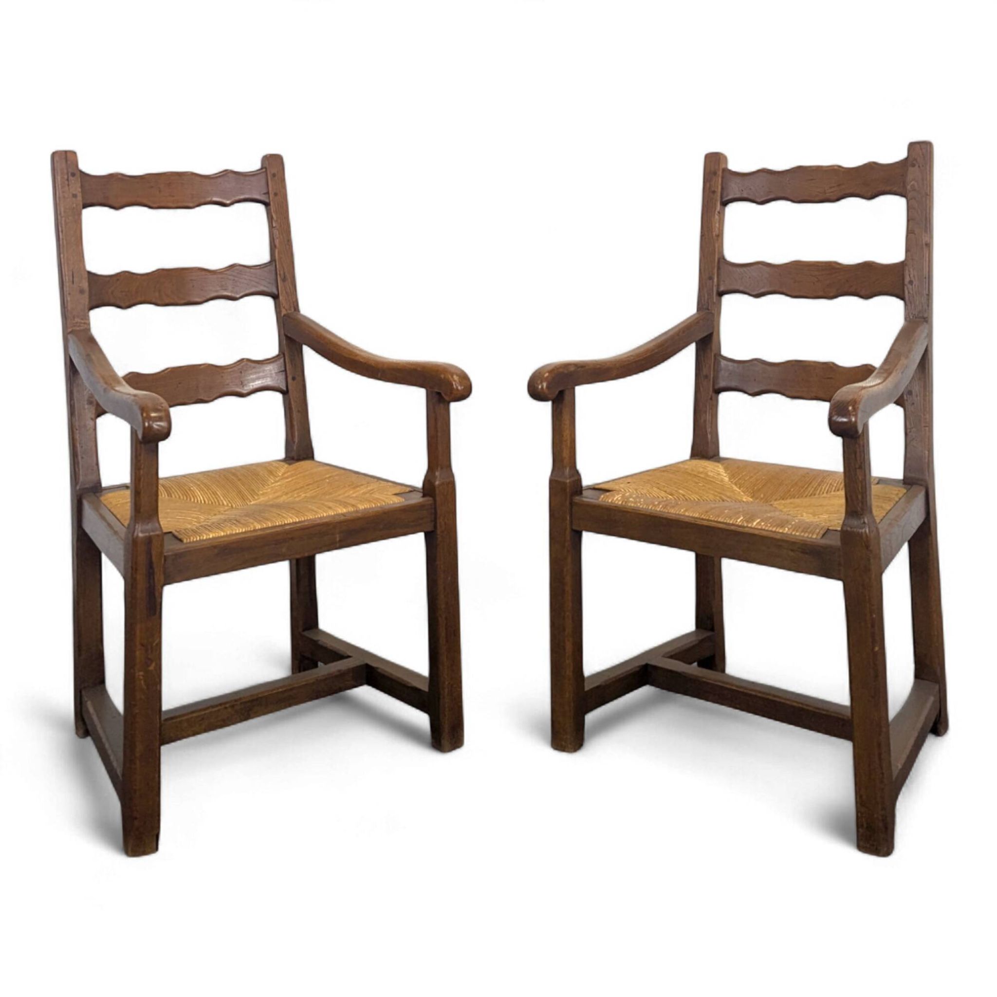 Paire de fauteuils rustiques en chêne assises paillées