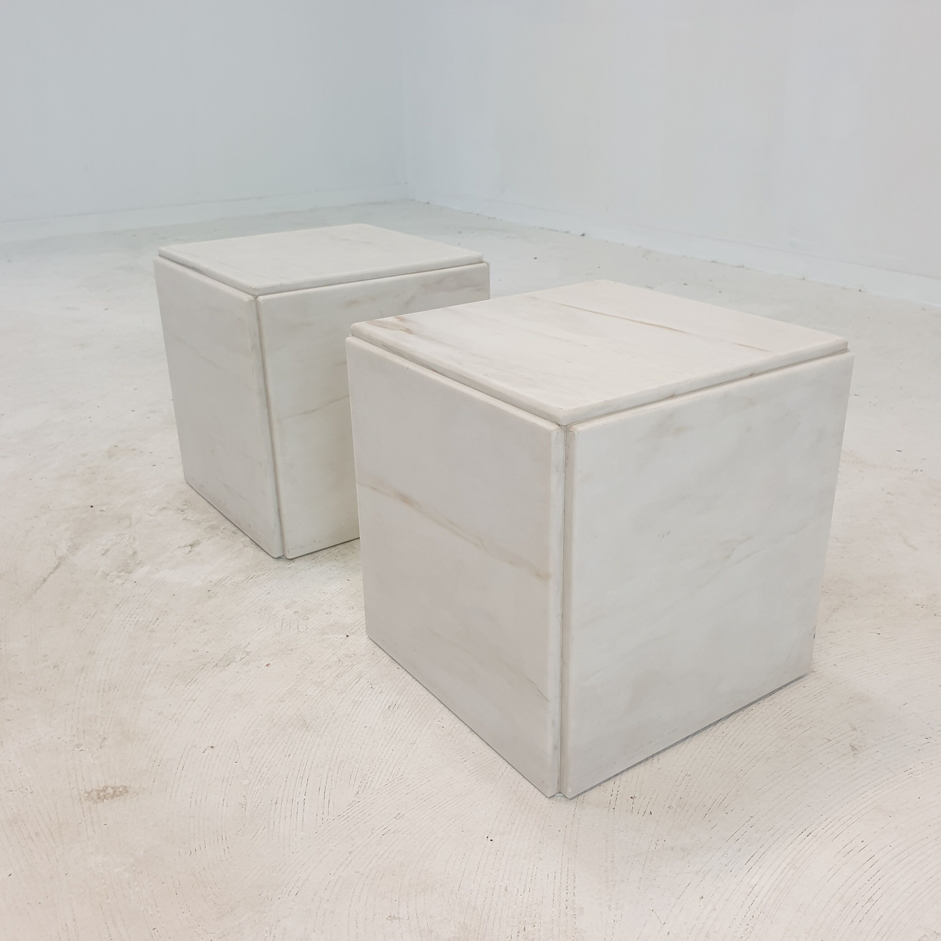 Set of 2 italian marble pedestals or side tables, 1980's