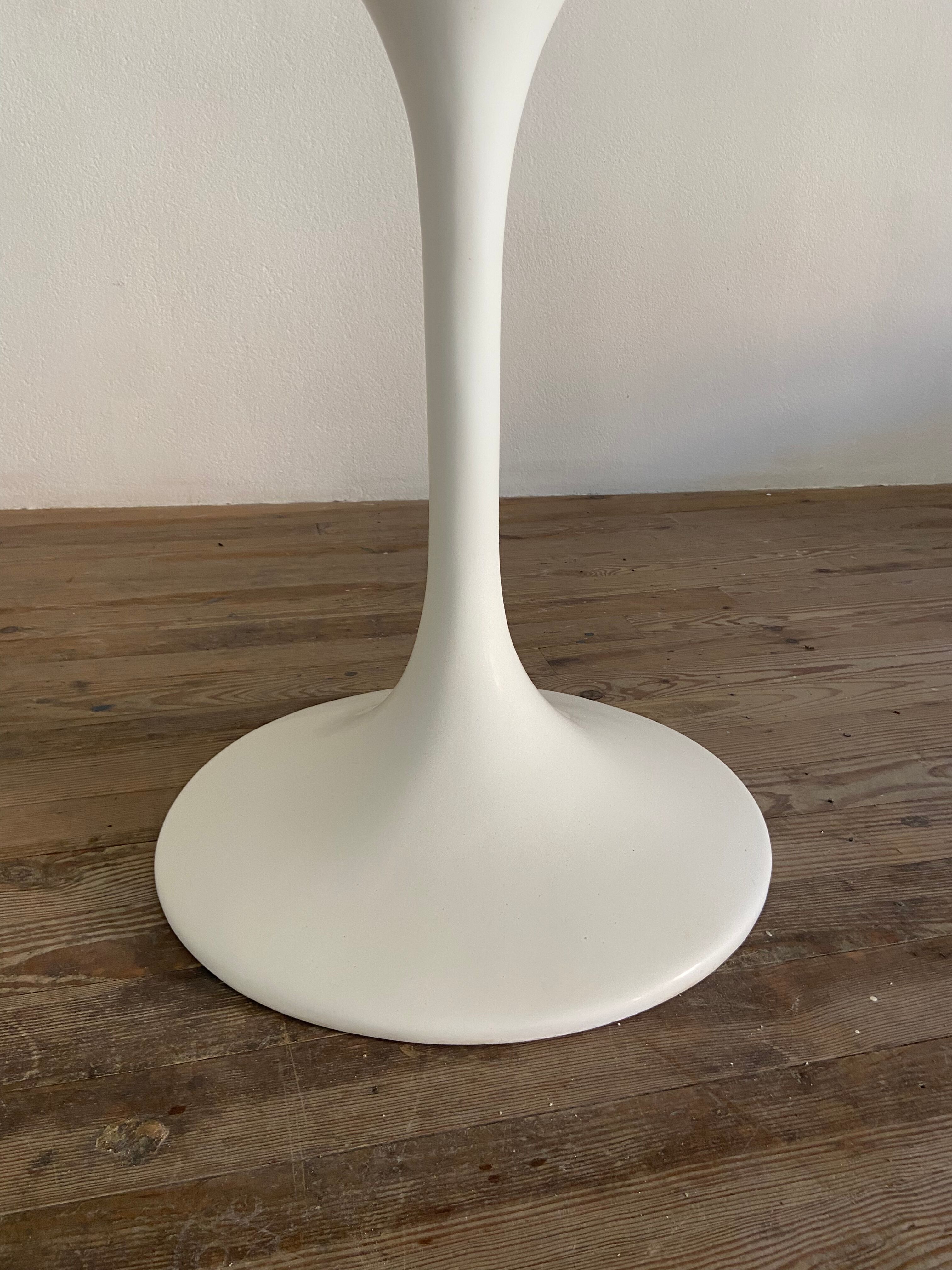 Vintage tulip table 1970