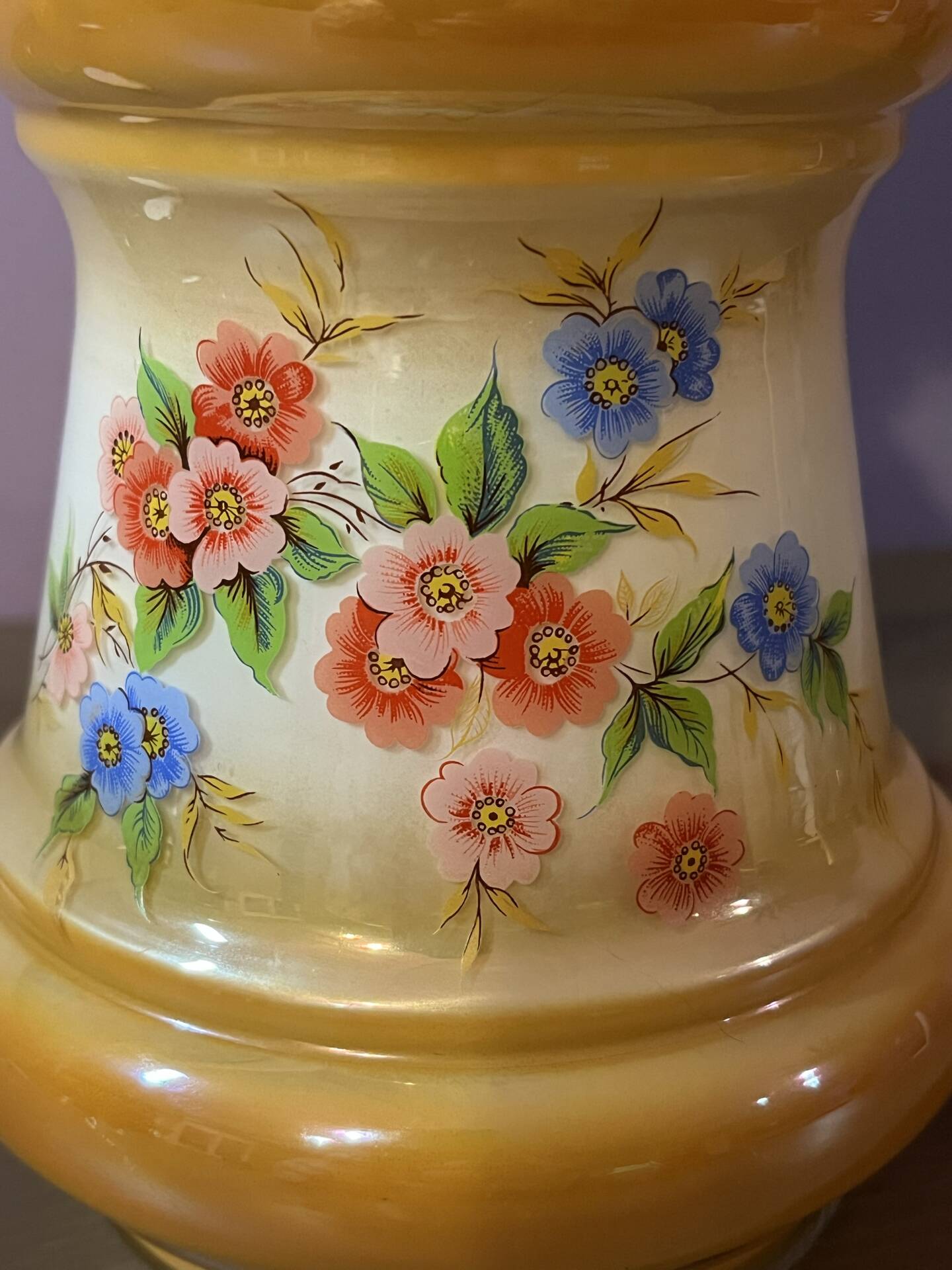Large "hurricane" table lamp in opaline glass, brand new.