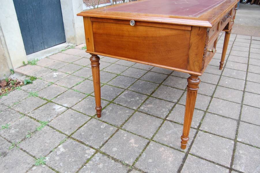 Napoleon III desk in Louis XVI style made of walnut from the late 19th century.