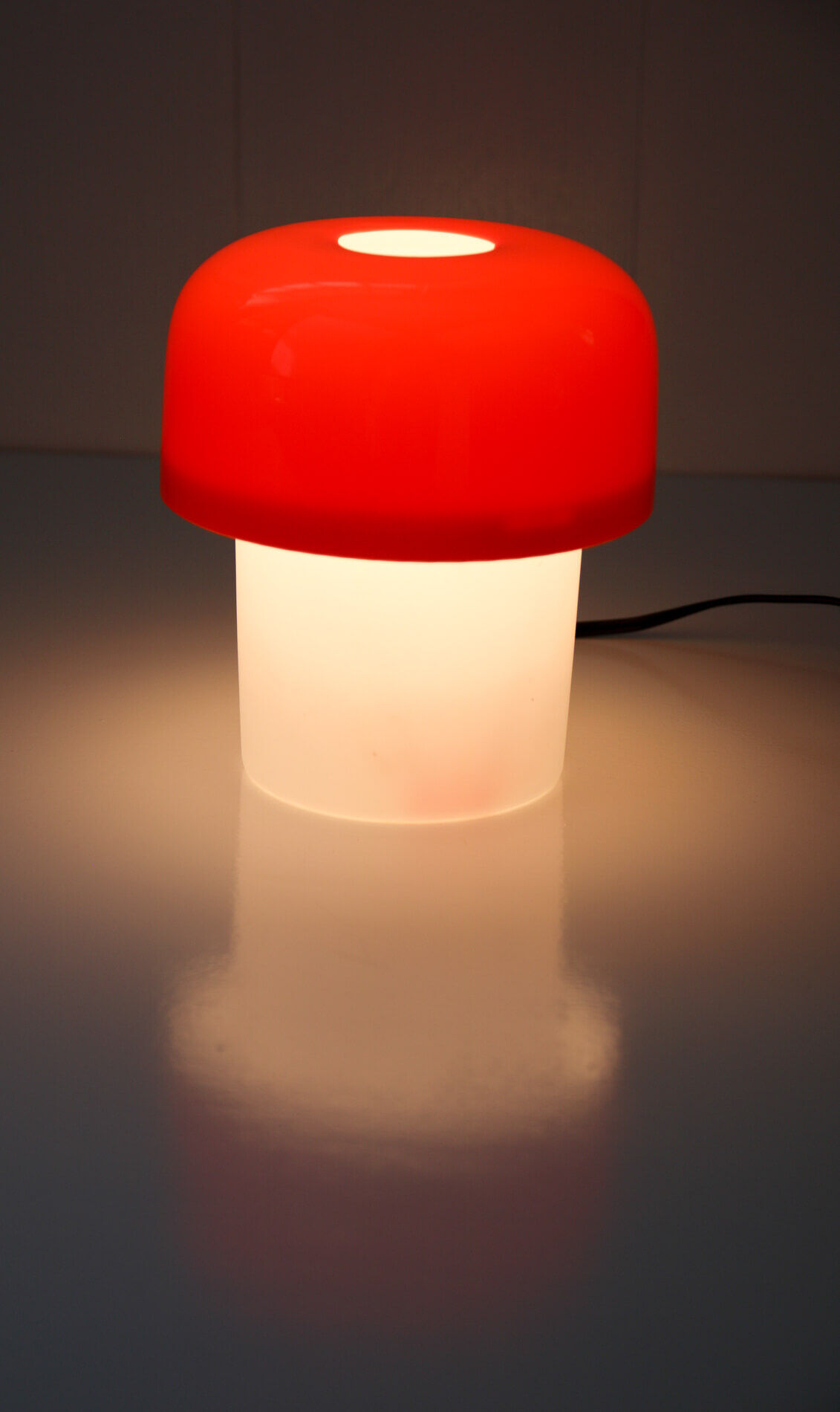 Vintage space age red table lamp from Luigi Massoni for Guzzini, 1970s