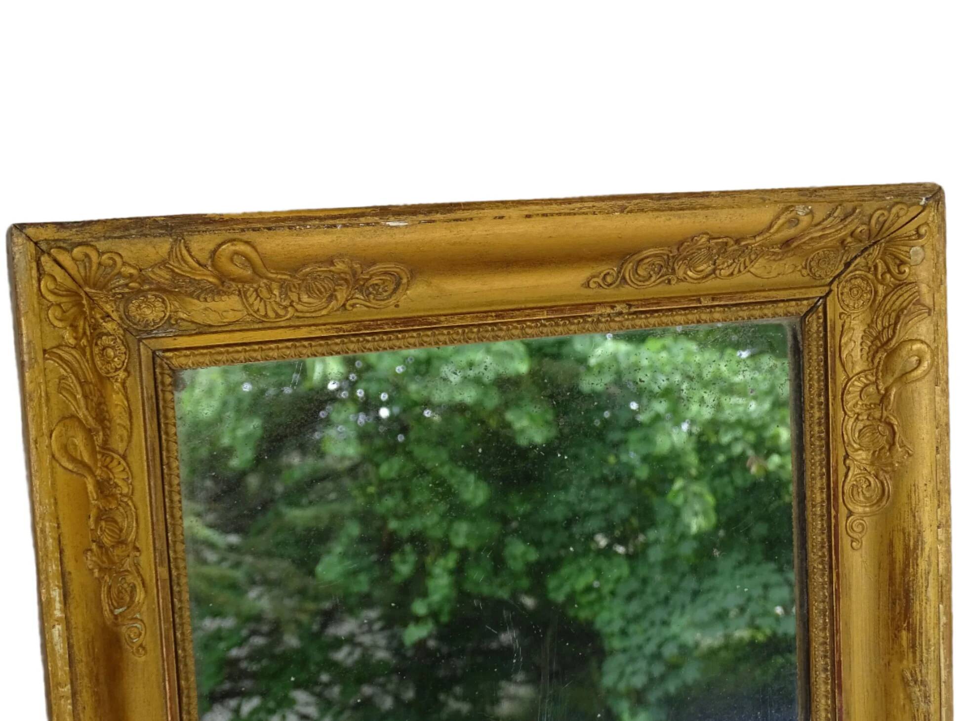 Miroir français ancien à cadre doré orné de cygnes, époque de la Restauration