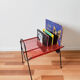 Porte-vinyles vintage en métal noir et scoubidou rouge,  années 50