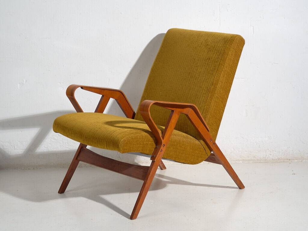 Set of two armchairs and pouf – Mid-century Modern (circa 1950). Three-piece set.