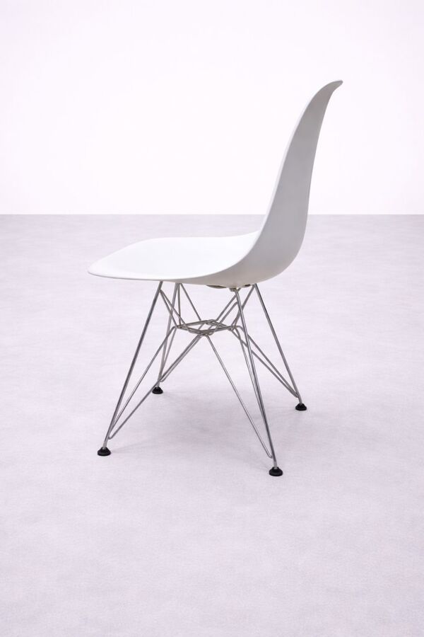 Chaise DSR style Eames Vitra blanche avec piètement Eiffel chromé
