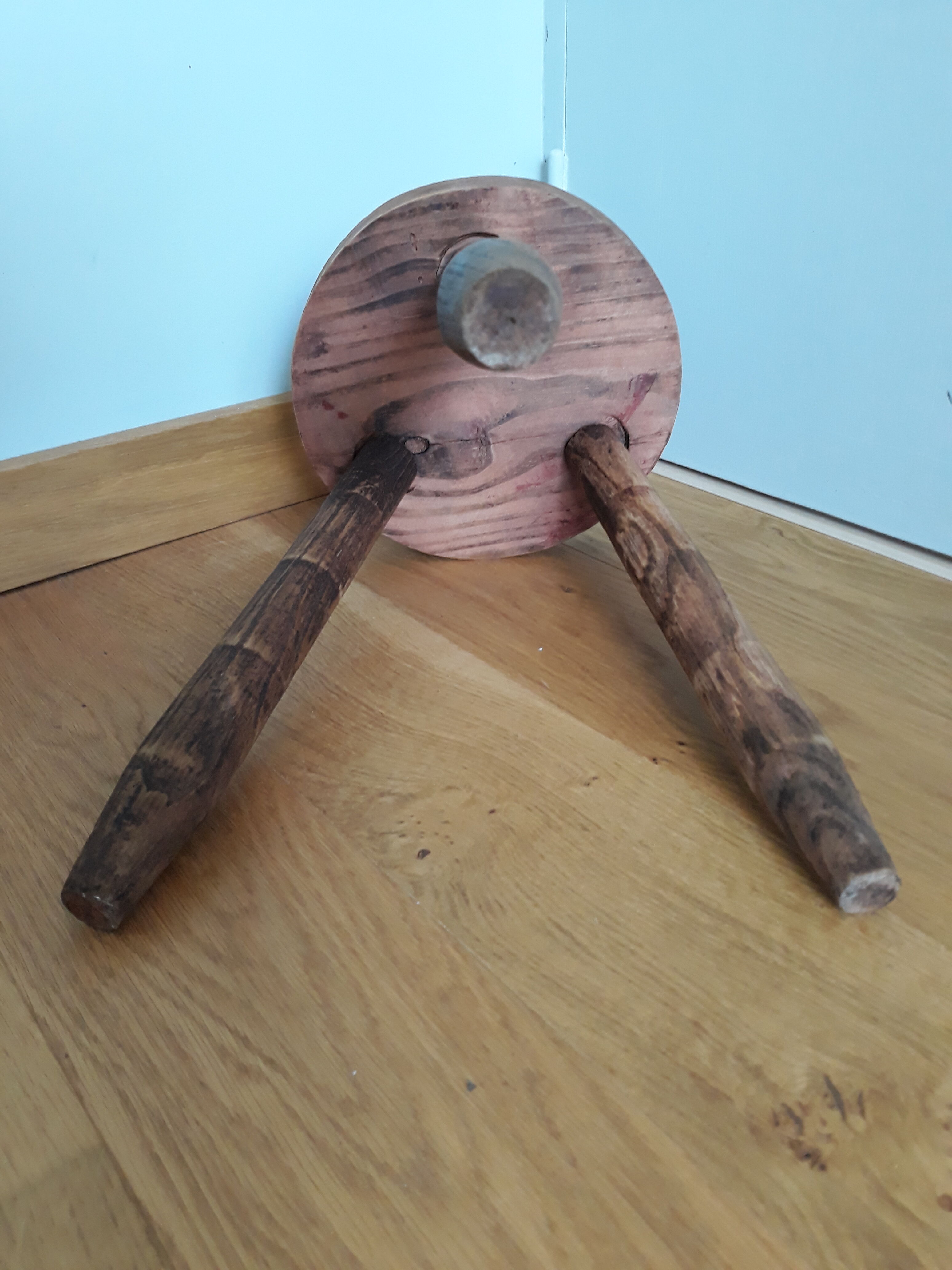 Tripod stool in solid wood