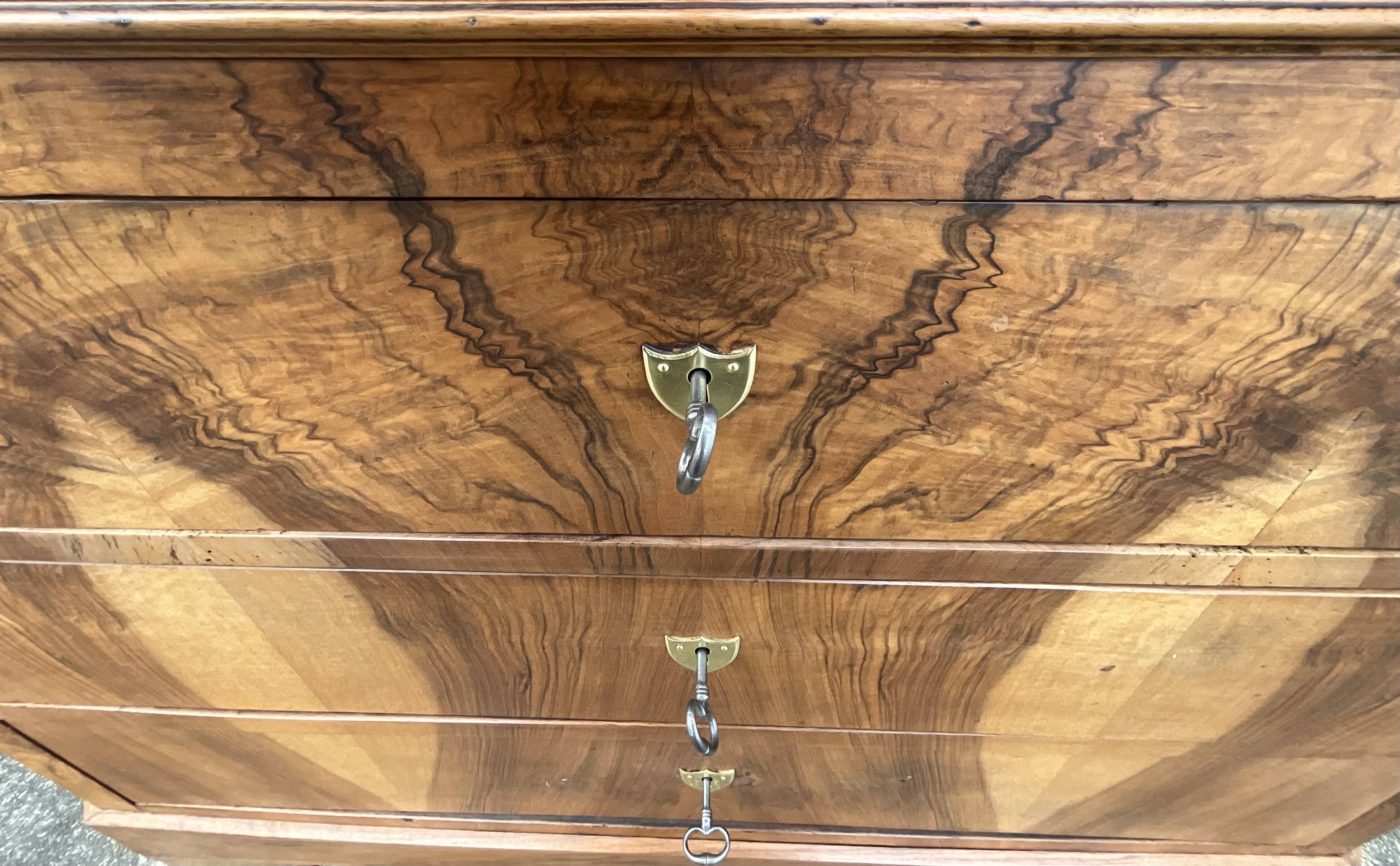 Chest of drawers in walnut and burr walnut, late 19th century, 4 drawers