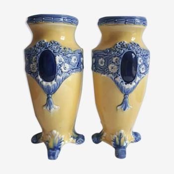 Paire de vases barbotine médaillons