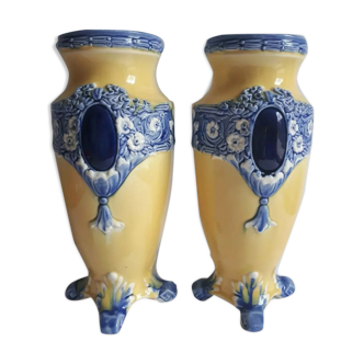 Paire de vases barbotine médaillons