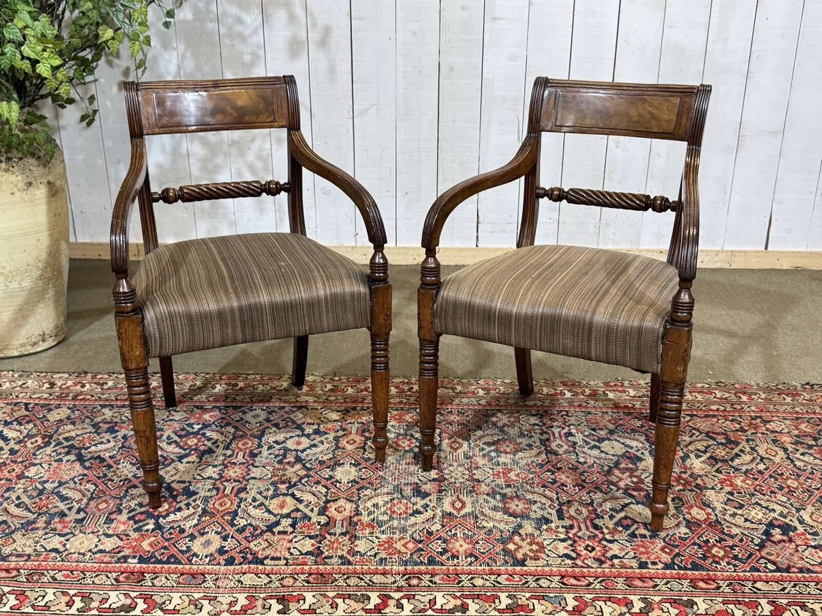 Série de 4 chaises + 2 fauteuils anglais en acajou fin XIXème