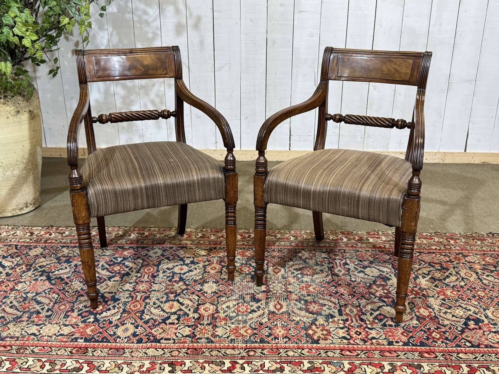 Série de 4 chaises + 2 fauteuils anglais en acajou fin XIXème