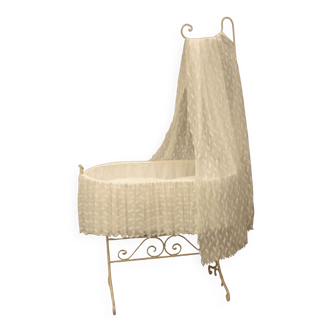 Old wrought iron cradle (cradle)