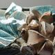 Vase boule décor relief floral en céramique artisanale signé Dina