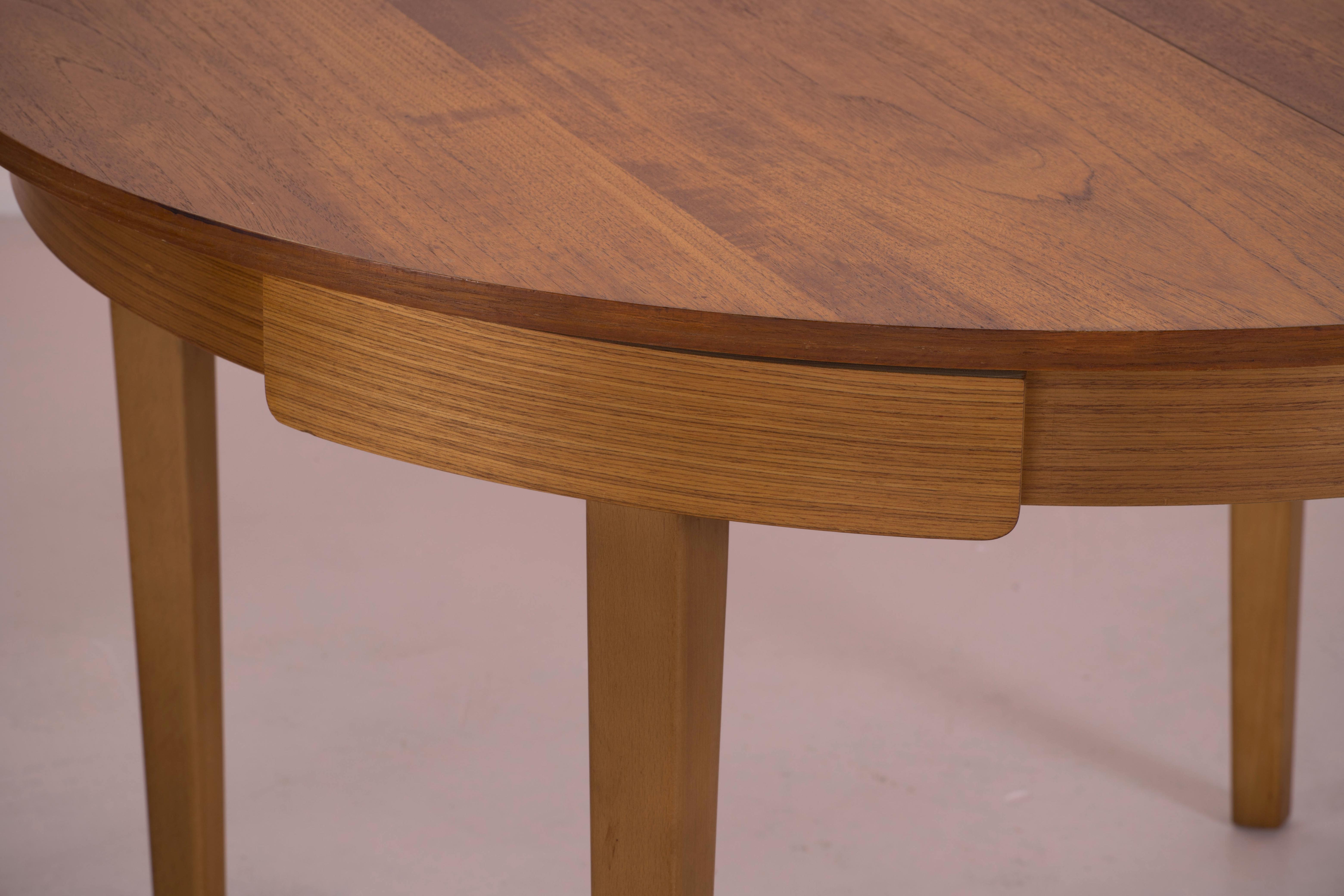 Table and 4 scandinavian encastrable chairs